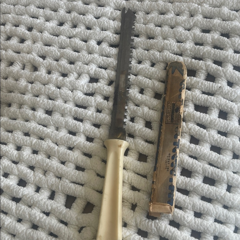Vintage Quikut Stainless Steel Knife. 2 sided cerration. 9 inch blade. GUC